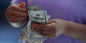 الدولار يرتفع قليلاً مع انتظار اتفاق لوقف إطلاق النار
