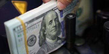 الدولار يرتفع لمستوى 101.69 مقابل سلة العملات العالمية مع تراجع اليورو والين