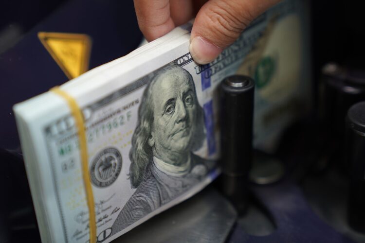 الدولار يرتفع لمستوى 101.69 مقابل سلة العملات العالمية مع تراجع اليورو والين