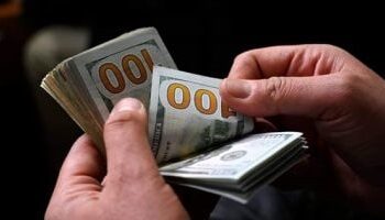 الدولار يستقر عند 49.6 جنيه أمام الجنيه المصري في البنوك اليوم