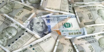 الروبية تتراجع 15 بيزة إلى 95.56 أمام الدولار الأمريكي
