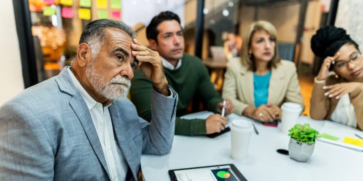 الشركات تستبدل العمال بدلاً من زيادة عددهم الشركات تستبدل العمال بدلاً من زيادة عددهم