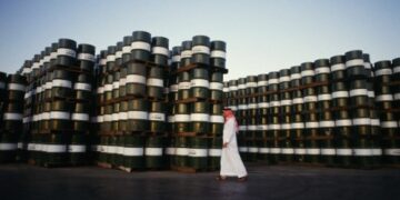 انخفاض أسعار النفط في البحرين إلى 33 دولارًا للبرميل