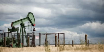 انخفاض أسعار برنت وWTI إلى أدنى مستوياتها منذ مارس عند 76.71 و72.85 دولاراً
