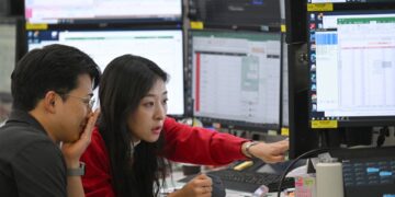 انخفاض الدولار إلى أدنى مستوى له في 10 أيام نتيجة اتفاق الحرب بين الولايات المتحدة وإيران