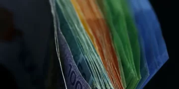 انخفاض الريال الماليزي مقابل الدولار الأمريكي في الافتتاح