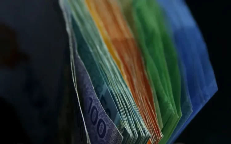 انخفاض الريال الماليزي مقابل الدولار الأمريكي في الافتتاح