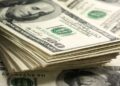 انخفاض سعر الدولار أمام الجنيه المصري دون 50 جنيها في البنوك المصرية
