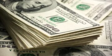 انخفاض سعر الدولار أمام الجنيه المصري دون 50 جنيها في البنوك المصرية