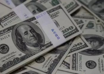 انخفاض سعر الدولار مقابل الجنيه بنحو 49.70 جنيه في منتصف تعاملات الثلاثاء