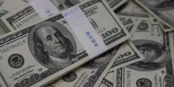 انخفاض سعر الدولار مقابل الجنيه بنحو 49.70 جنيه في منتصف تعاملات الثلاثاء