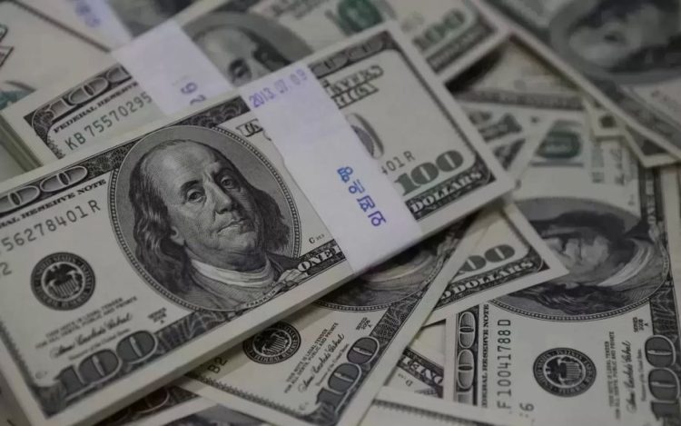 انخفاض سعر الدولار مقابل الجنيه بنحو 49.70 جنيه في منتصف تعاملات الثلاثاء