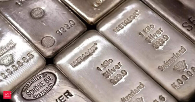 انخفاض سعر الفضة بأكثر من 8%: ماذا يجب على المستثمرين فعله؟