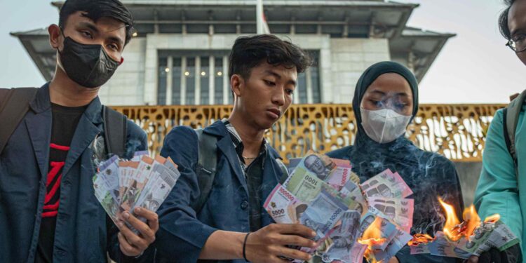 انكماش الأسعار في إندونيسيا يتعارض مع ادعاء الحكومة بمتانتها الاقتصادية