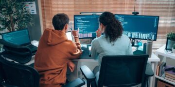 باحث في OpenAI يدافع عن التنقل الوظيفي للمهندسين التقنيين