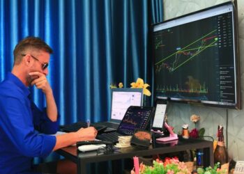 بتكوين BTC يشكل نمط هبوط قد يهبط السعر إلى 54176.14 دولار