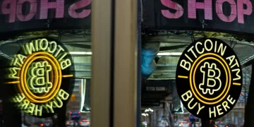 بيتكوين تهبط إلى 62184 دولار مع تراجع أسهم ستراتيجي وسط قلق الفائدة