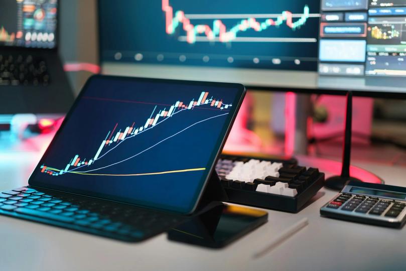 بيتكوين يتذبذب عند 64000 دولار مع استمرار نزيف تدفقات ETF للأسبوع السادس