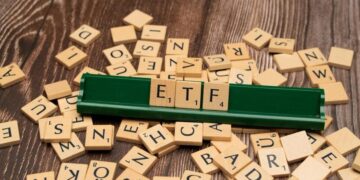 تراجع البيتكوين والإيثير وXRP ودوجكوين مع انخفاض طلب ETFs