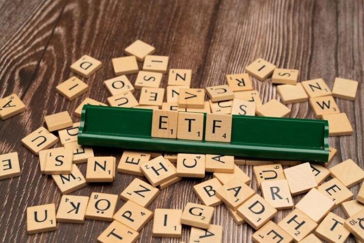 بيتكوين ترتفع إلى 63200 دولار مع تدفق 265.69 مليون دولار على ETFs الأميركية تراجع البيتكوين والإيثير وXRP ودوجكوين مع انخفاض طلب ETFs
