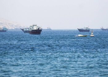 تراجع برنت إلى 75.07 دولار وقفزة شحنات النفط عبر هرمز بعد استهداف سفينة