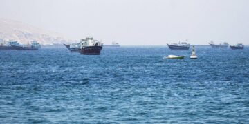 تراجع برنت إلى 75.07 دولار وقفزة شحنات النفط عبر هرمز بعد استهداف سفينة