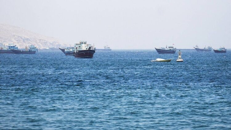 تراجع برنت إلى 75.07 دولار وقفزة شحنات النفط عبر هرمز بعد استهداف سفينة