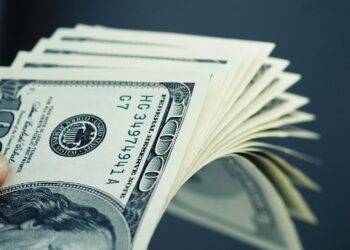 تراجع سعر الدولار مقابل الجنيه أمام استقرار الأسعار في البنوك اليوم