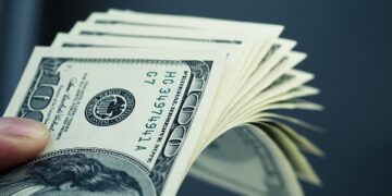 تراجع سعر الدولار مقابل الجنيه أمام استقرار الأسعار في البنوك اليوم