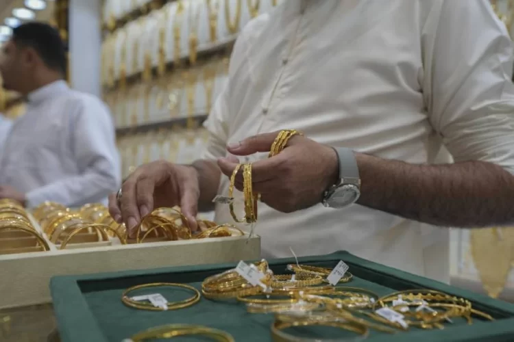 تراجع سعر الذهب الفوري إلى 4087.68 دولار للأونصة مع صعود الدولار وتوقعات رفع الفائدة