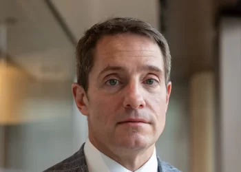 تراجع محتمل لمؤشر S&P 500 مع موجة تسريحات الوظائف بسبب الذكاء الاصطناعي