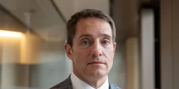 تراجع محتمل لمؤشر S&P 500 مع موجة تسريحات الوظائف بسبب الذكاء الاصطناعي