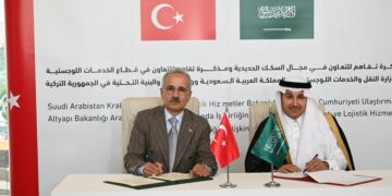 تركيا والسعودية توقعان اتفاقيات السكك الحديدية والنقل