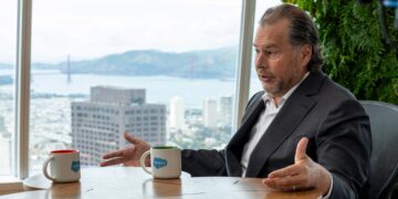 تسريح موظفين جديد في Salesforce وسط مخاطر الذكاء الصناعي