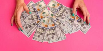 تعزيز قوة الدولار بفضل تقارير الاقتصاد الأمريكي