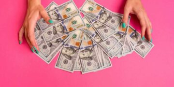 تقارير الاقتصاد الأمريكي تعزز قوة الدولار