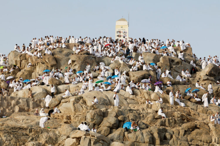 توافد حجاج المسلمين على جبل عرفة في السعودية خلال ذروة موسم الحج توافد حجاج المسلمين على جبل عرفة في السعودية خلال ذروة موسم الحج