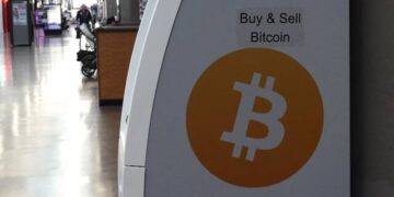 توقعات السوق تشير إلى هبوط بيتكوين دون 60 ألف دولار