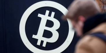 توقعات بضغوط مستمرة على بيع بيتكوين من MicroStrategy وارتفاع أسهم الذكاء الاصطناعي في وول ستريت