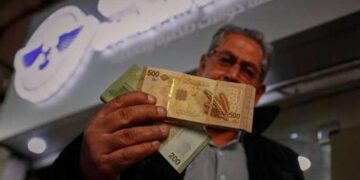 ثبات سعر الدولار مقابل الليرة السورية في السوقين الرسمية والموازية اليوم