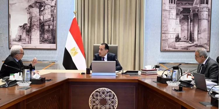 رئيس الوزراء يستعرض خطة إعادة هيكلة الكيانات الاقتصادية رئيس الوزراء يستعرض خطة إعادة هيكلة الكيانات الاقتصادية