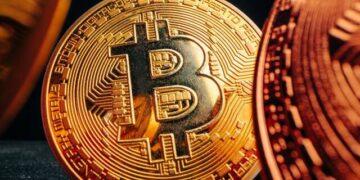 سعر البيتكوين يتراجع تحت 63 ألف دولار