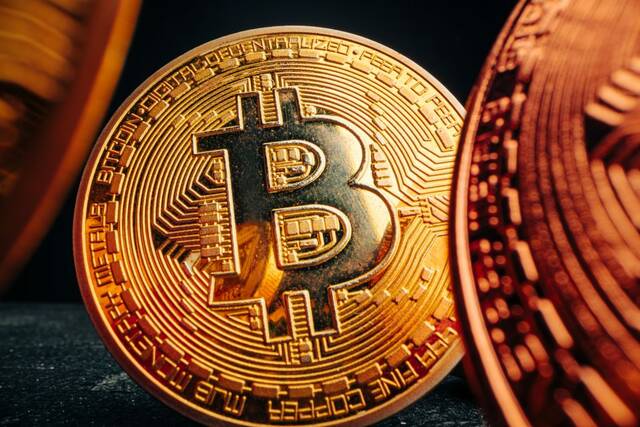 سعر البيتكوين يتراجع تحت 63 ألف دولار سعر البيتكوين يتراجع تحت 63 ألف دولار