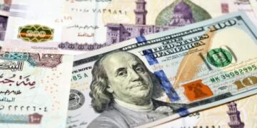 سعر الدولار أمام الجنيه يتراجع دون 50 جنيها في مصر الثلاثاء