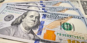 سعر الدولار يتراجع مع تفاؤل الشرق الأوسط على حساب أسعار الفائدة الأميركية