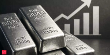 سعر الفضة يصل إلى 66.5 دولار للأونصة بزيادة 130% هذا العام