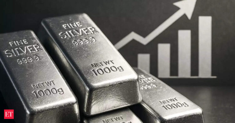 سعر الفضة يصل إلى 66.5 دولار للأونصة بزيادة 130% هذا العام