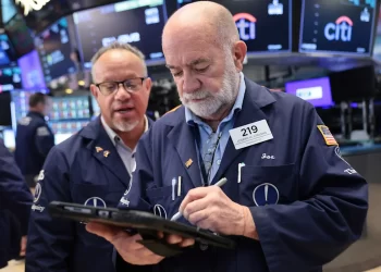 عقود ناسداك تنخفض 2.6% وS&P 500 تهبط 1.2% وسط بيع أسهم شرائح الذاكرة