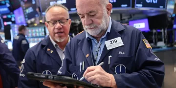 عقود ناسداك تنخفض 2.6% وS&P 500 تهبط 1.2% وسط بيع أسهم شرائح الذاكرة