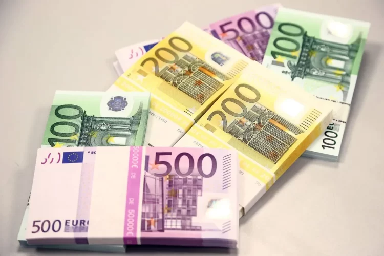عوائد سندات اليورو تستقر قرب أدنى مستوياتها مع هبوط النفط والضغوط التضخمية